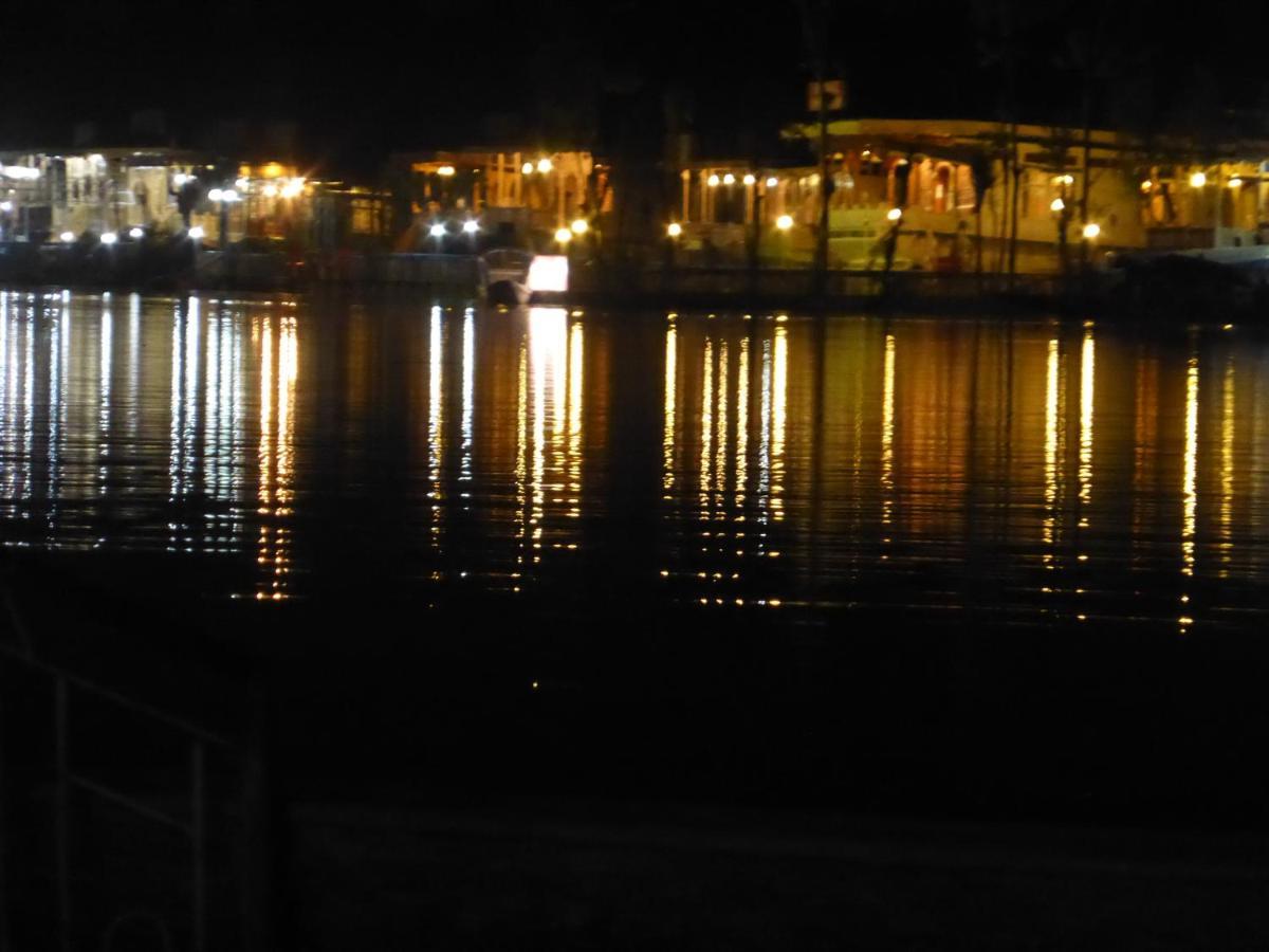 Goona Palace Houseboats Srinagar  Bagian luar foto