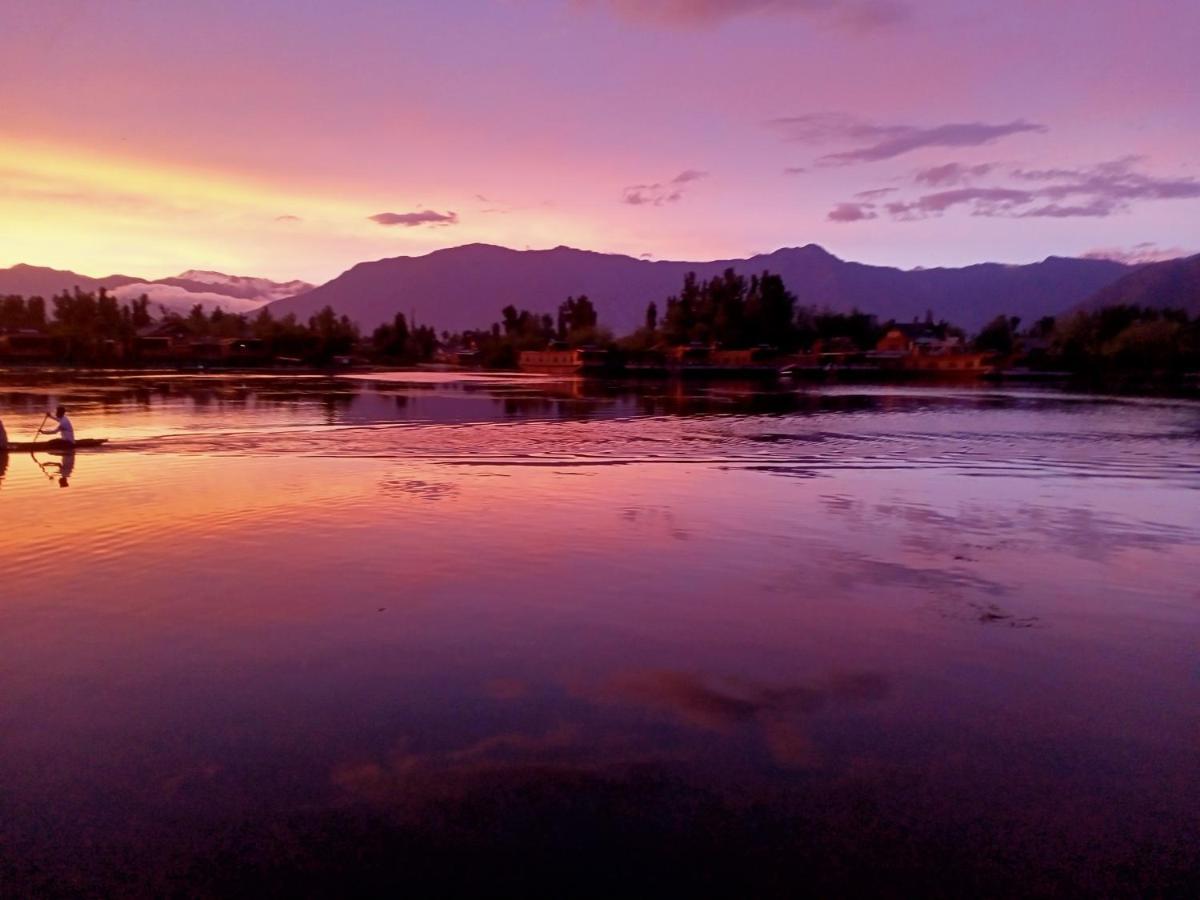 Goona Palace Houseboats Srinagar  Bagian luar foto