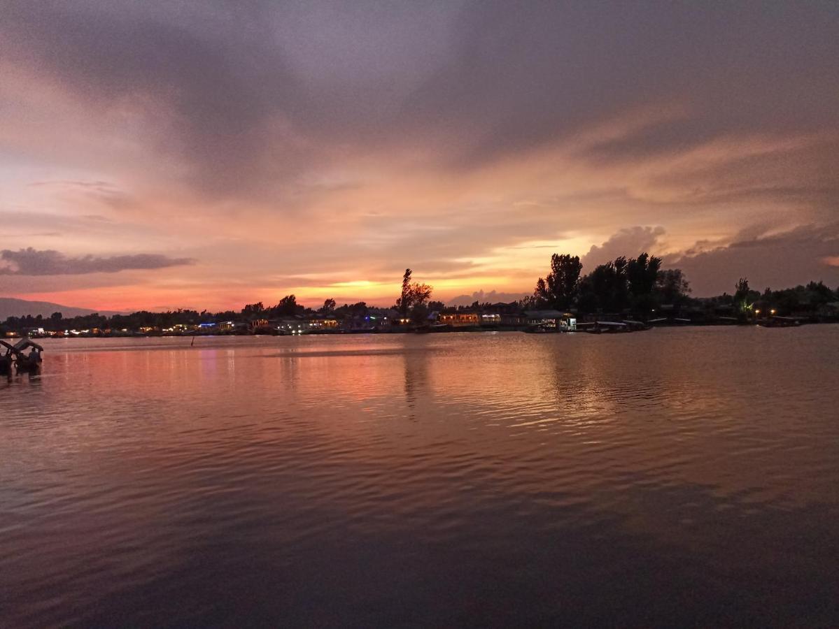 Goona Palace Houseboats Srinagar  Bagian luar foto