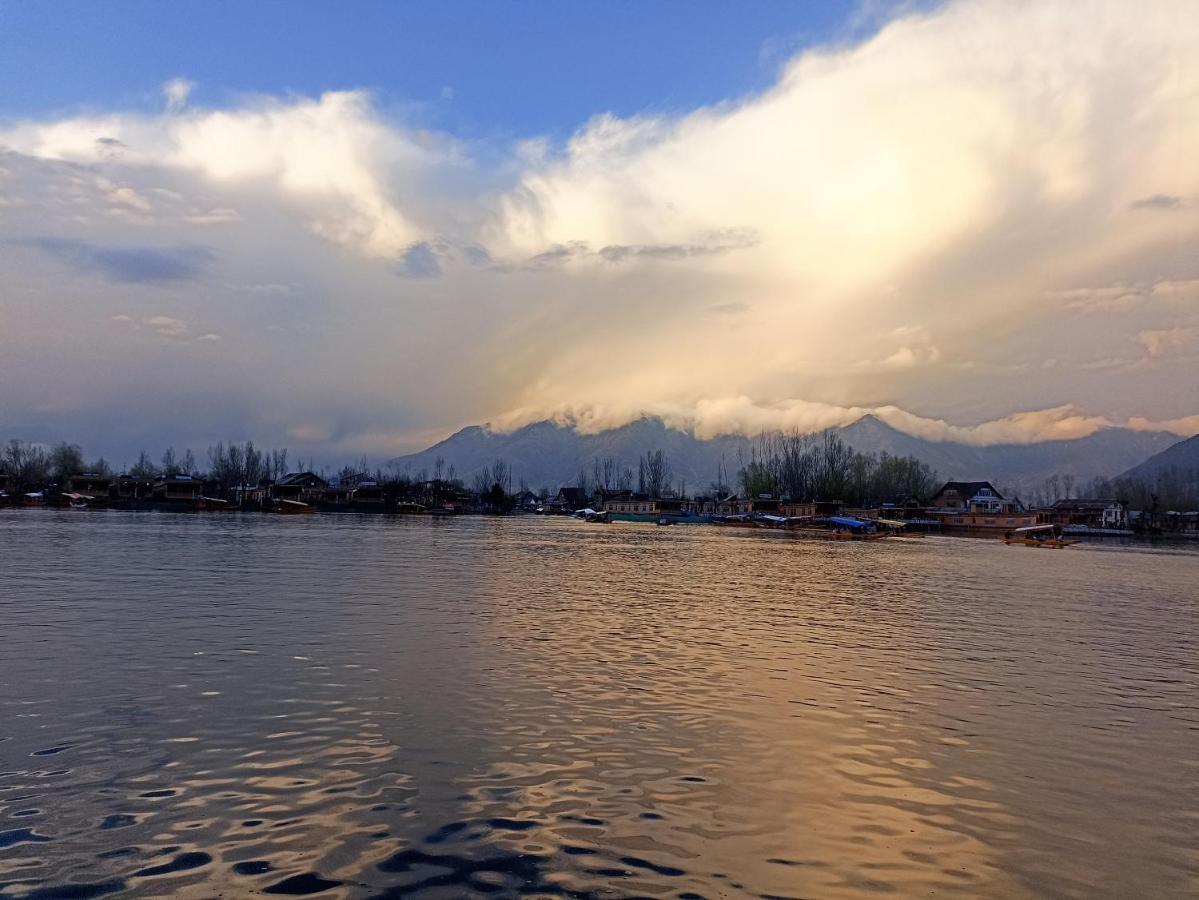 Goona Palace Houseboats Srinagar  Bagian luar foto