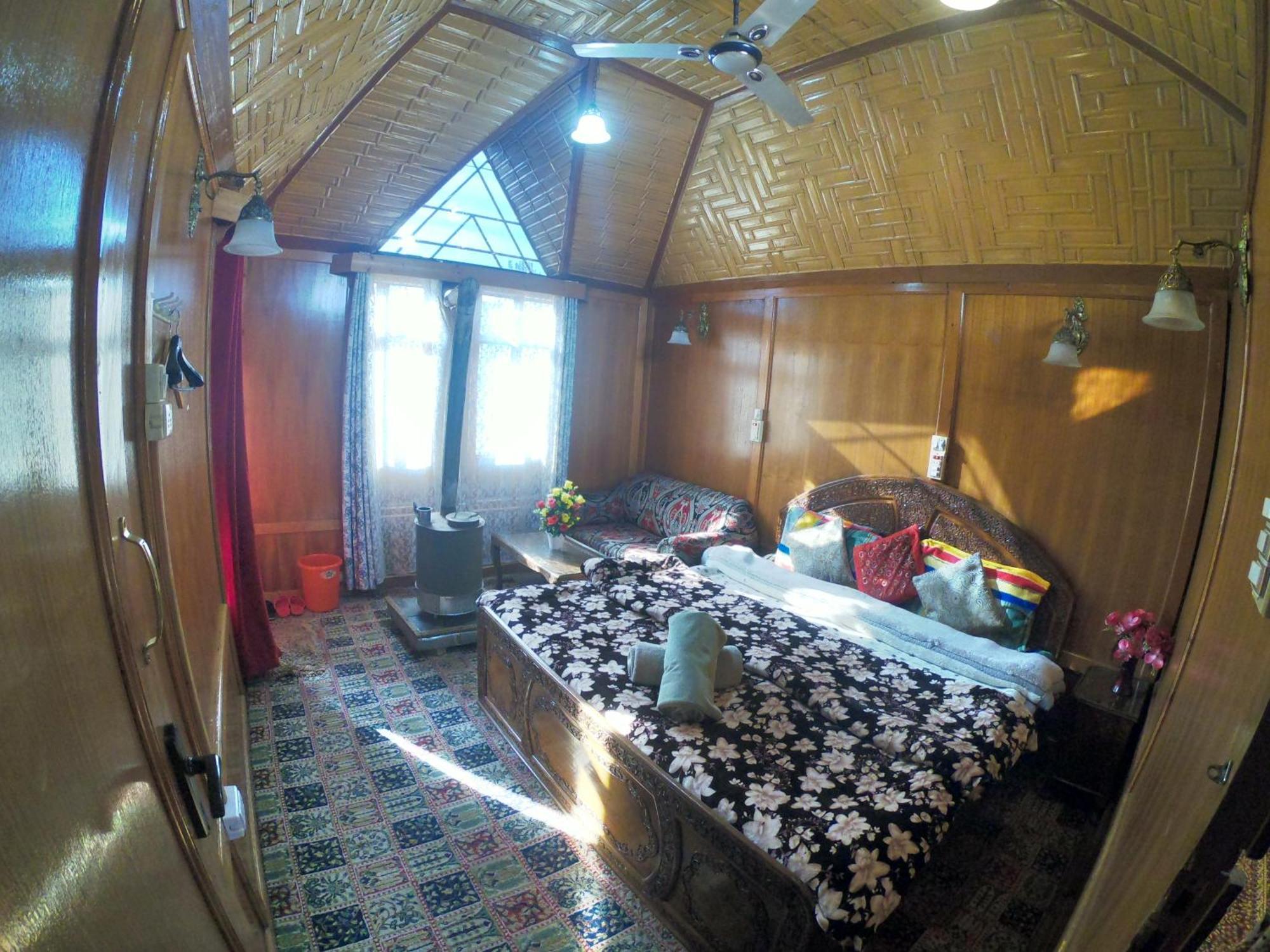 Goona Palace Houseboats Srinagar  Bagian luar foto