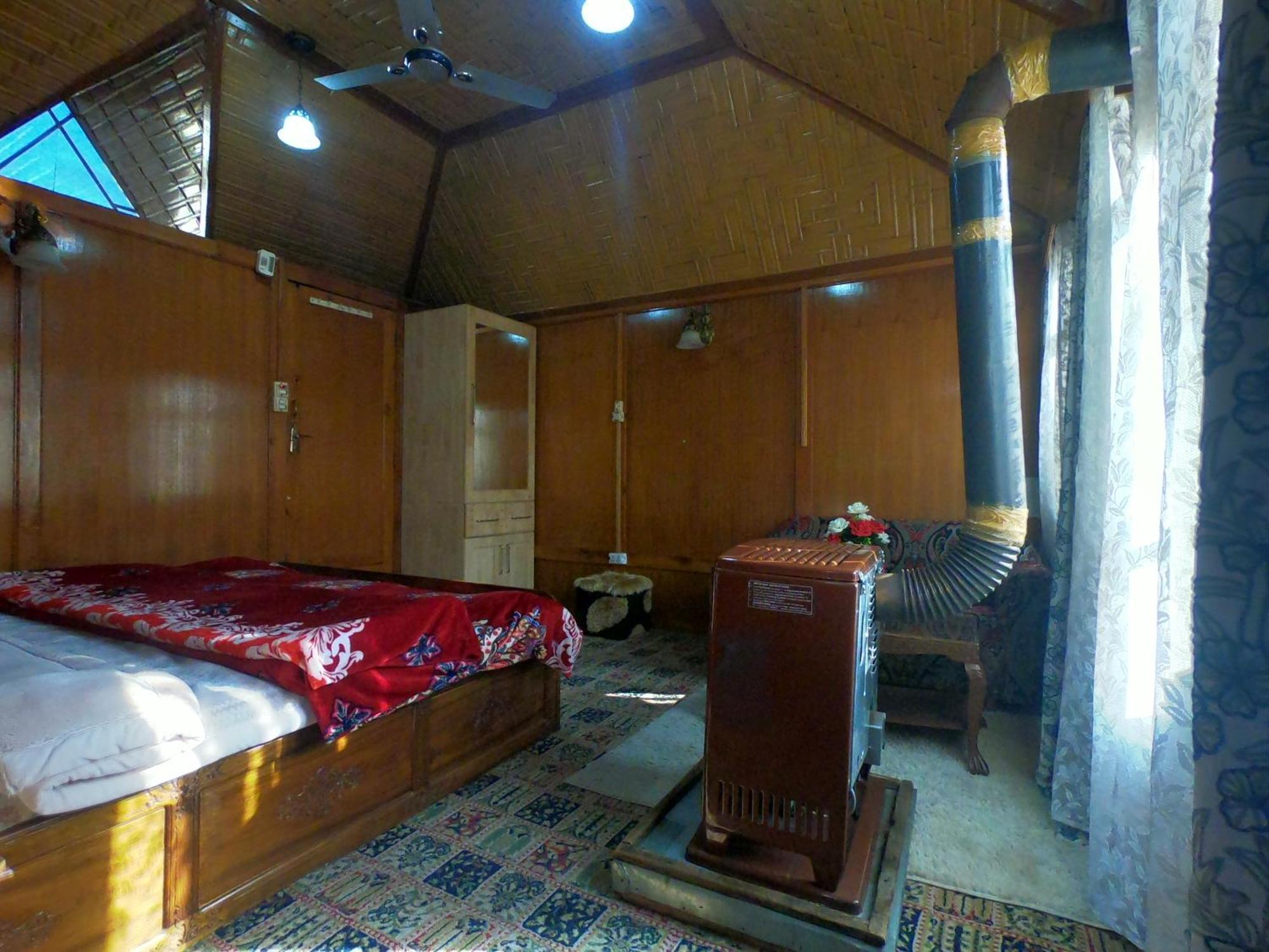 Goona Palace Houseboats Srinagar  Bagian luar foto