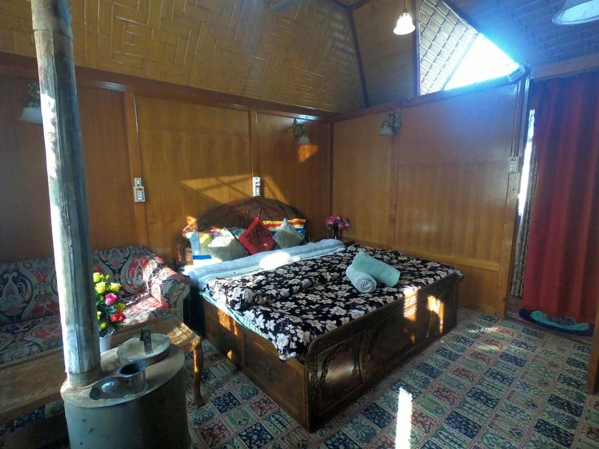 Goona Palace Houseboats Srinagar  Bagian luar foto