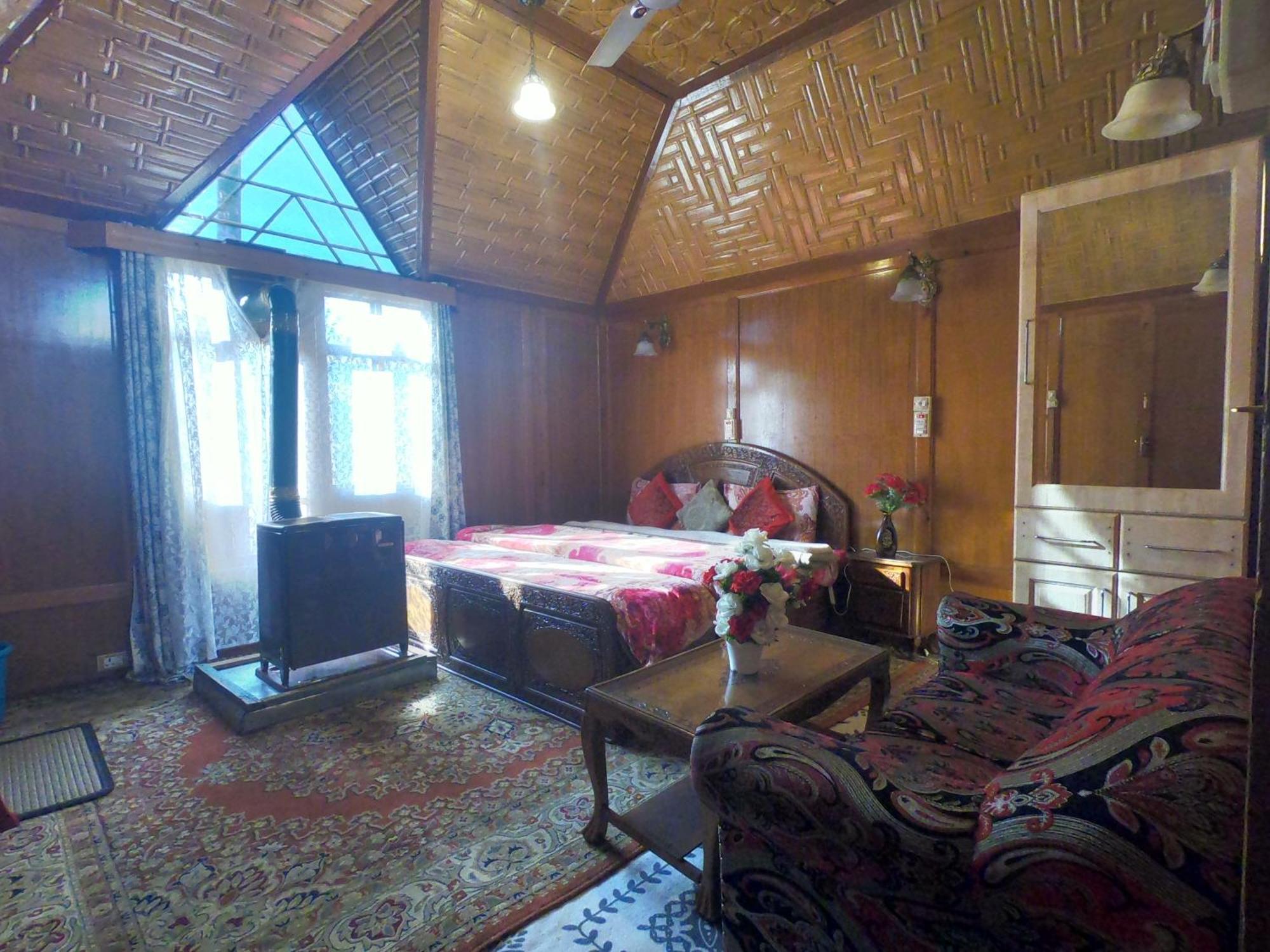 Goona Palace Houseboats Srinagar  Bagian luar foto