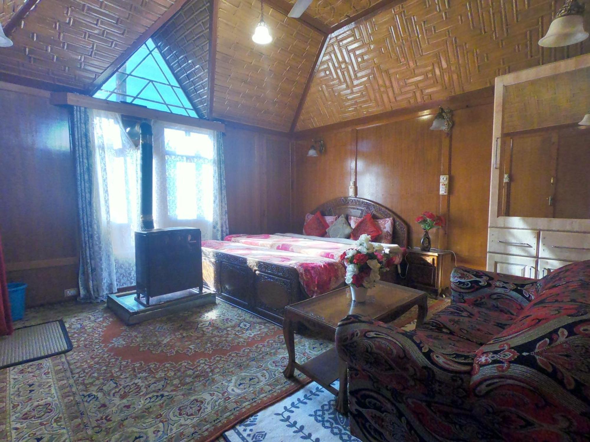 Goona Palace Houseboats Srinagar  Bagian luar foto