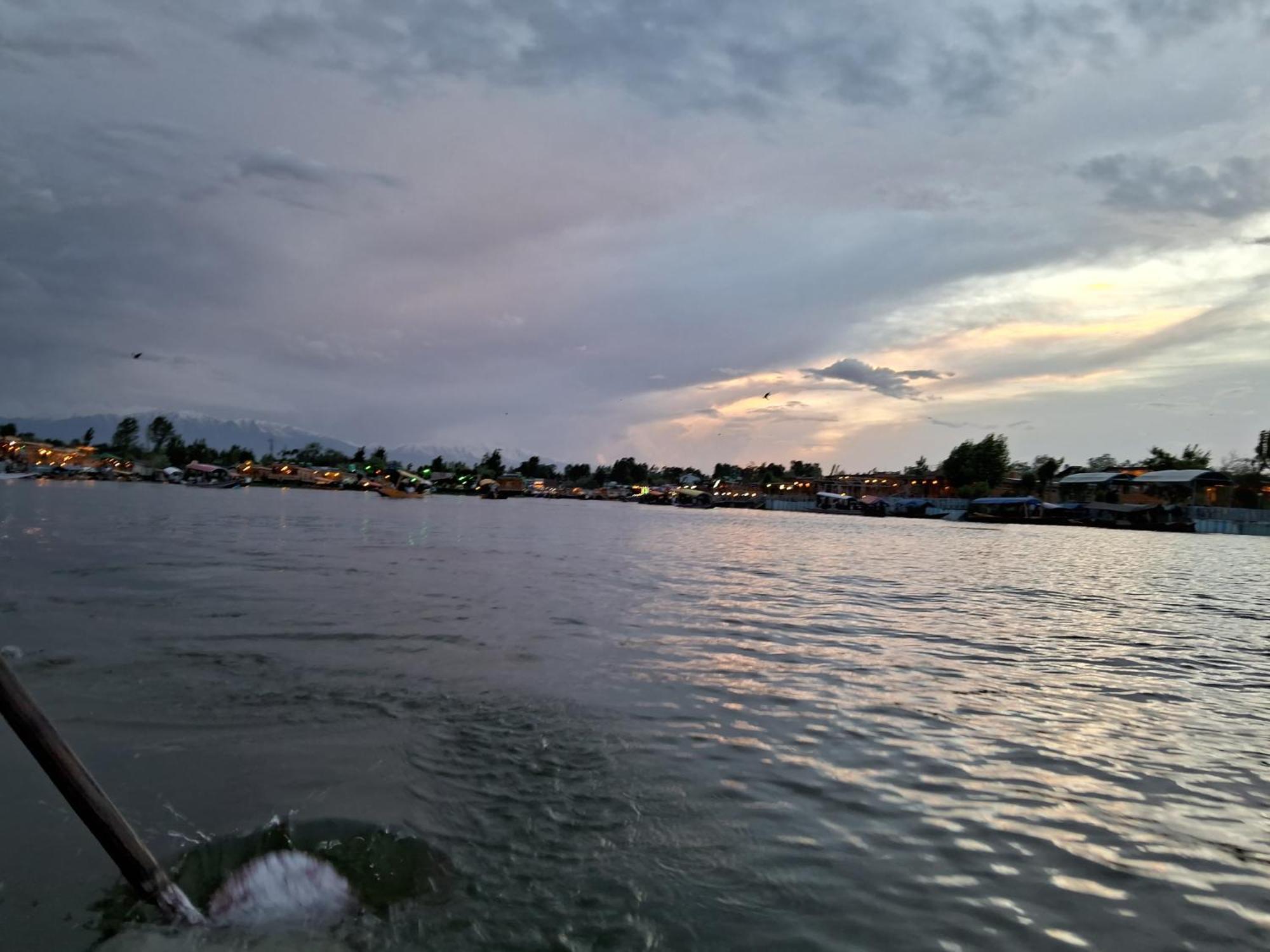 Goona Palace Houseboats Srinagar  Bagian luar foto