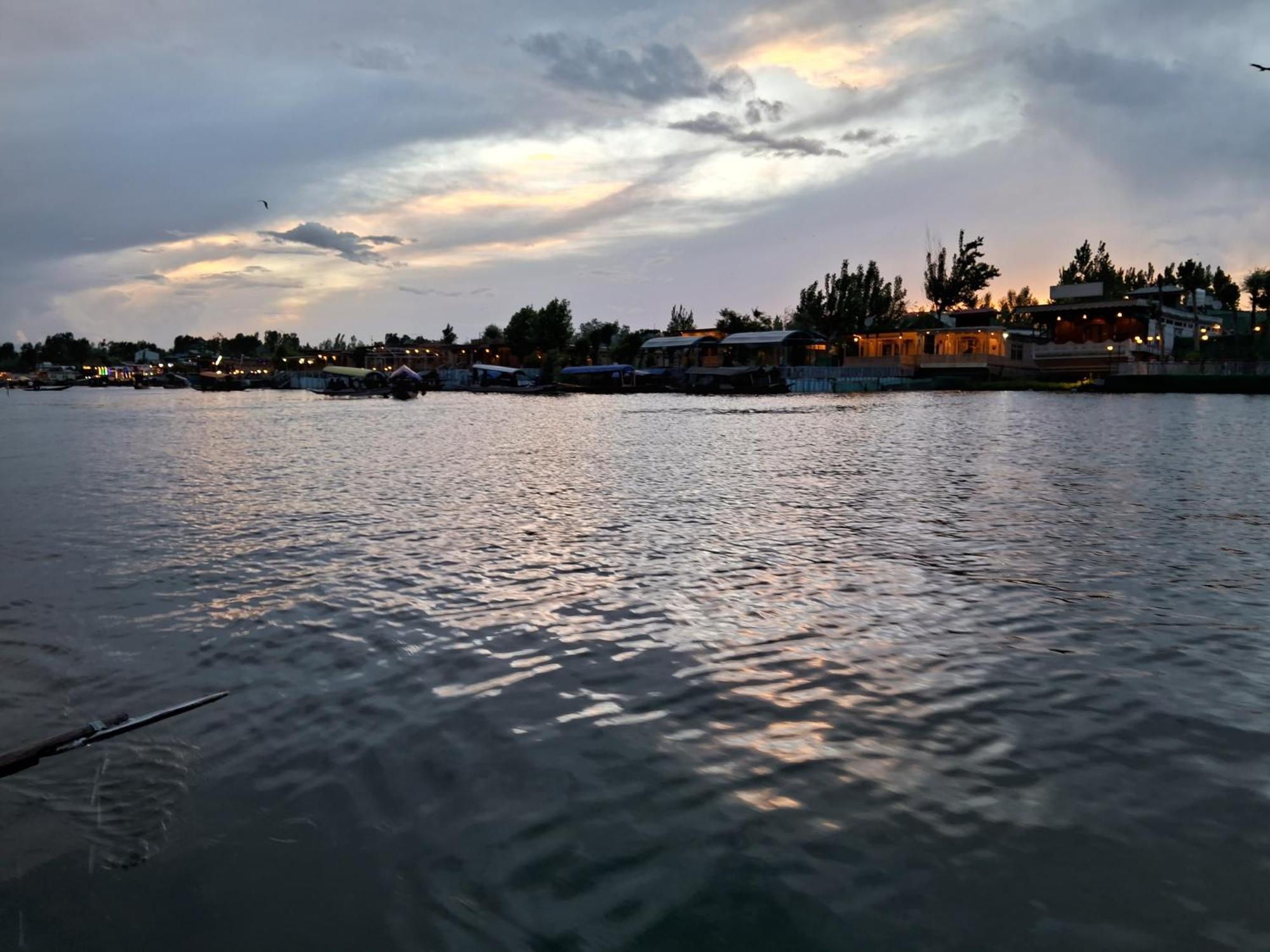 Goona Palace Houseboats Srinagar  Bagian luar foto