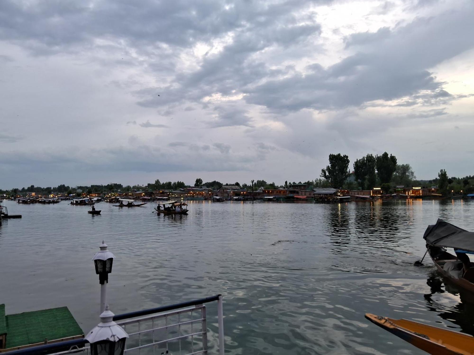 Goona Palace Houseboats Srinagar  Bagian luar foto
