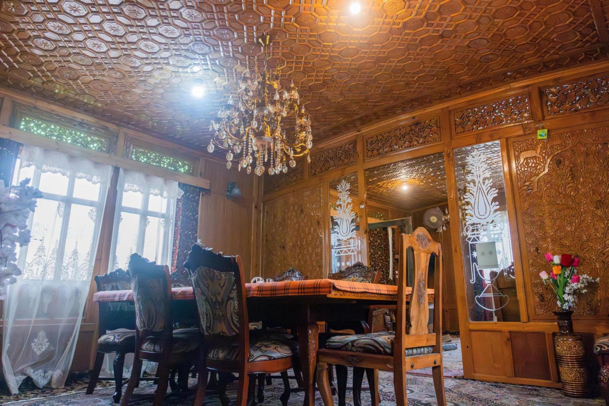 Goona Palace Houseboats Srinagar  Bagian luar foto