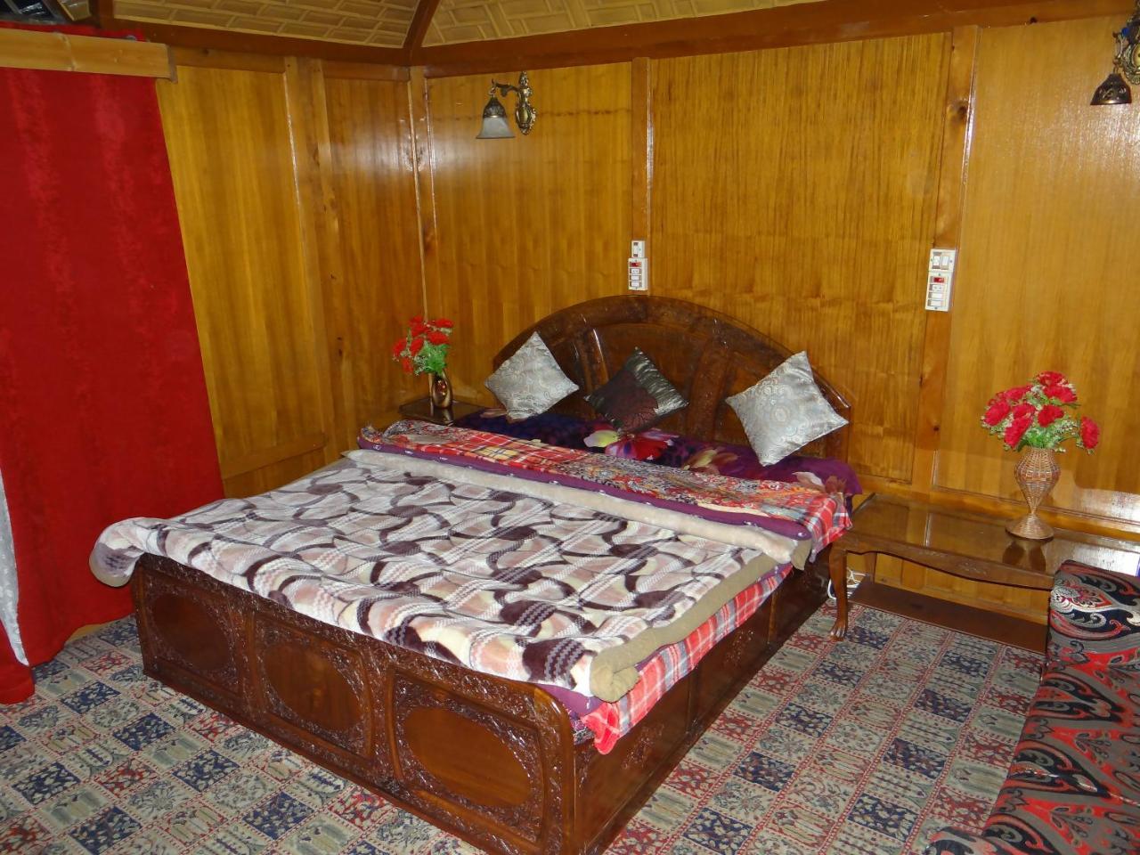 Goona Palace Houseboats Srinagar  Bagian luar foto
