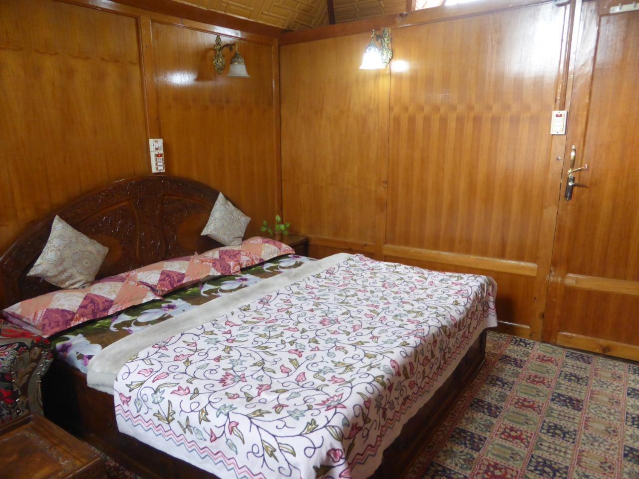 Goona Palace Houseboats Srinagar  Bagian luar foto