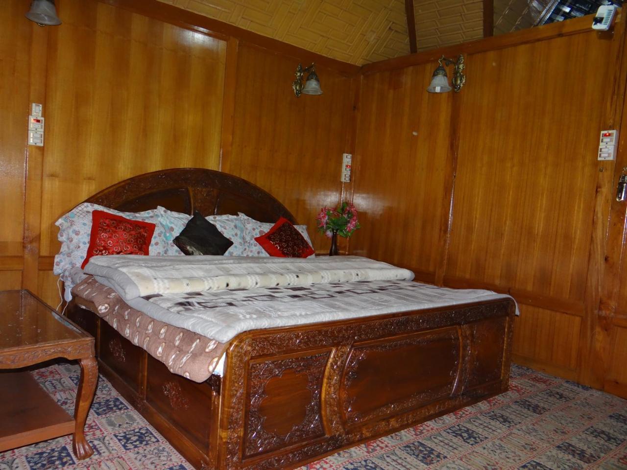 Goona Palace Houseboats Srinagar  Bagian luar foto